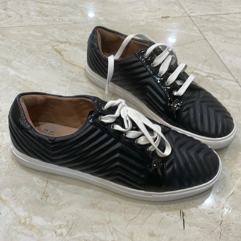 Donald pliner black sneakers